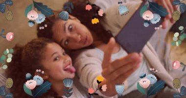 Renkli çiçeklerin anne ve kızının yüzünü boyaması, akıllı telefonla selfie çekmesi. aile, birliktelik ve teknoloji konsepti dijital olarak oluşturulmuş video.