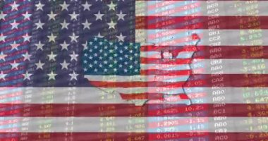 Amerika Birleşik Devletleri bayrakları üzerinde finansal veri işleme animasyonu. Amerikan vatanseverliği, bağımsızlık ve iş konsepti dijital olarak üretilen video,