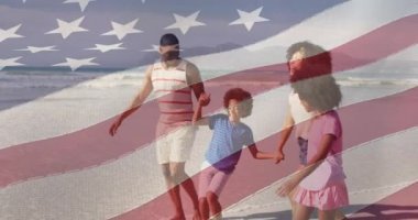 Mutlu Afro-Amerikan ebeveynler ve deniz kenarında yürüyen oğulları ve kızları. Amerikan tarihi, vatanseverlik ve bağımsızlık kavramı dijital olarak oluşturulmuş video.
