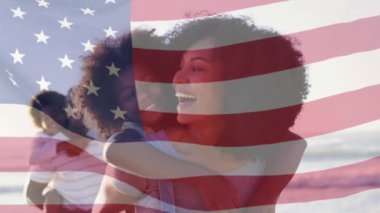 Mutlu Afro-Amerikan ebeveynler ve deniz kenarında yürüyen oğulları ve kızları. Amerikan tarihi, vatanseverlik ve bağımsızlık kavramı dijital olarak oluşturulmuş video.