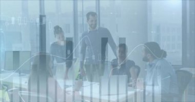 İş adamlarının ofiste tartıştıkları istatistiklerin animasyonu. küresel iş ve veri işleme kavramı dijital olarak oluşturulmuş video.