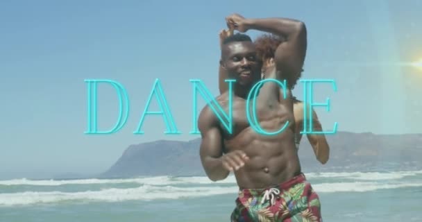 Анимация Танцевального Текста Над Улыбающейся Африканской Парой Танцующей Пляже Танцевальный — стоковое видео