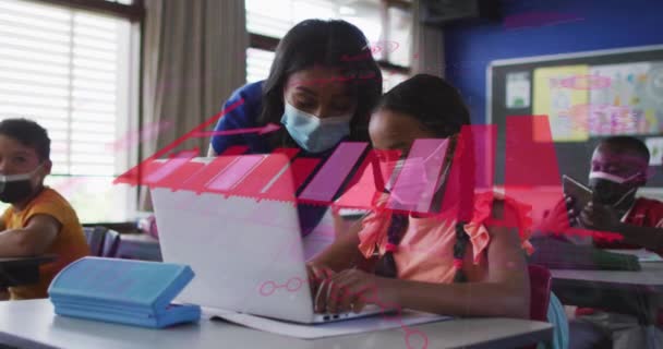制作了19间牢房的动画 并统计了女教师和女学生在学校使用笔记本电脑的情况 教育和学习概念在哥斯达黎加期间19大流行病概念数字生成视频 — 图库视频影像