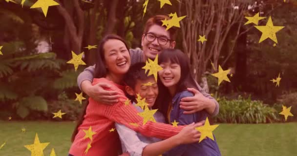 Animazione Stelle Oro Sorridenti Genitori Asiatici Figlio Figlia Abbracciati Giardino — Video Stock