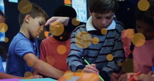 Öğretmenle Resim Çizen Çeşitli Okul Çocukları Üzerinde Sarı Noktaların Animasyonu — Stok video
