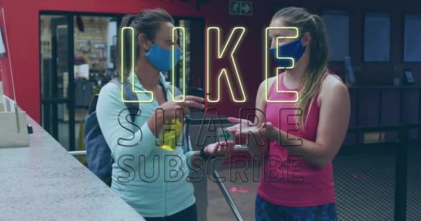 Animatie Van Mediasms Twee Blanke Vrouwen Met Gezichtsmaskers Die Handen — Stockvideo