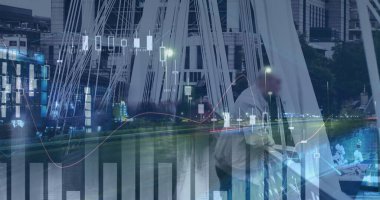 Yoğun şehrin finansal veri işleme görüntüsü. iş, dijital arayüz ve veri işleme kavramı dijital olarak oluşturulmuş görüntü.