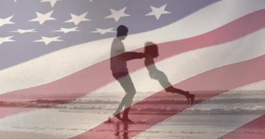 Mutlu Afro-Amerikan baba ve kızı sahilde eğleniyor. Amerikan tarihi, vatanseverlik ve bağımsızlık kavramı dijital olarak oluşturulmuş video.