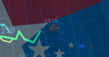 Amerika Birleşik Devletleri bayrağı üzerinde istatistiklerin işlenmesi. Amerikan vatanseverliği, bağımsızlık ve iş konsepti dijital olarak üretilen video.
