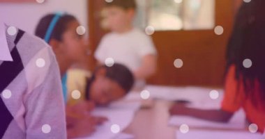 Beyaz noktaların, çeşitli öğrencilerle birlikte gülümseyen beyaz kadın öğretmen üzerinde canlandırılması. Ulusal Öğretmenler Günü ve dijital olarak oluşturulan video konsepti.