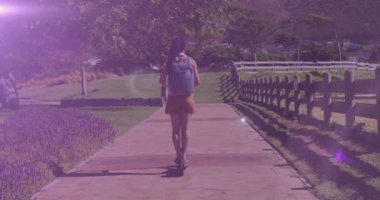 Mobilete binen melez bir kadının üzerindeki ışık lekelerinin canlandırması. sağlık ve zindelik kavramı dijital olarak oluşturulmuş video.