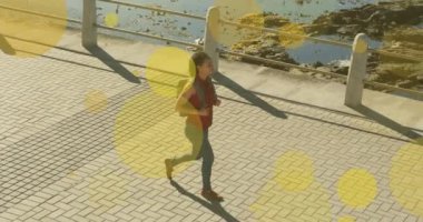 Gezinti güvertesinde yürüyen melez bir kadının üzerindeki sarı lekelerin canlandırması. sağlık ve zindelik kavramı dijital olarak oluşturulmuş video.