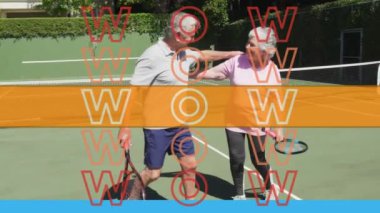 Turuncu metnin animasyonu tenisten sonra kucaklaşan Kafkasyalı mutlu çiftin üzerinde. communication, love, beraberlik, sağlık ve refah konsepti dijital olarak oluşturulmuş video.