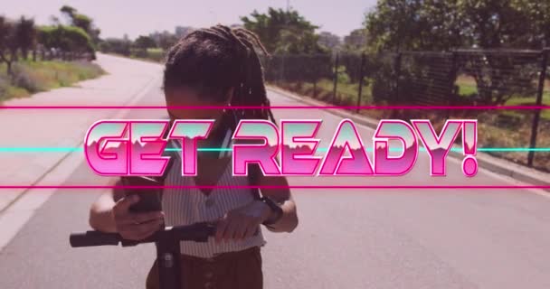 Анимация Готового Текста Над Улыбающейся Биатлонной Женщиной Скутером Помощью Смартфона — стоковое видео