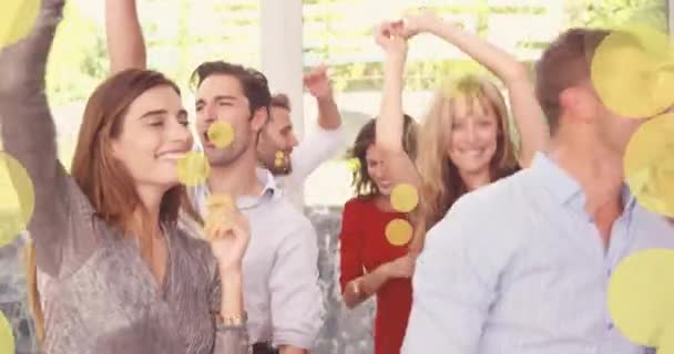 Animación Manchas Amarillas Sobre Sonriente Grupo Caucásico Amigos Bailando Fiesta — Vídeo de stock