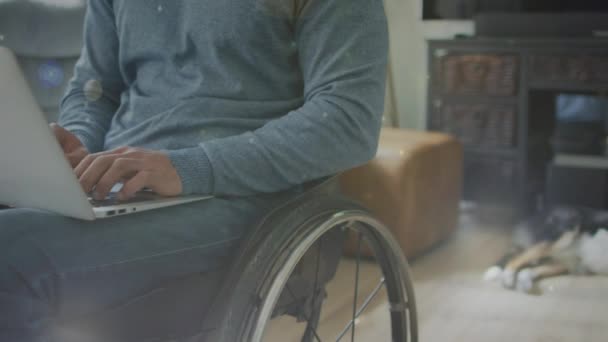 Animace Světelných Skvrn Přes Postiženého Bělocha Invalidním Vozíku Pomocí Notebooku — Stock video
