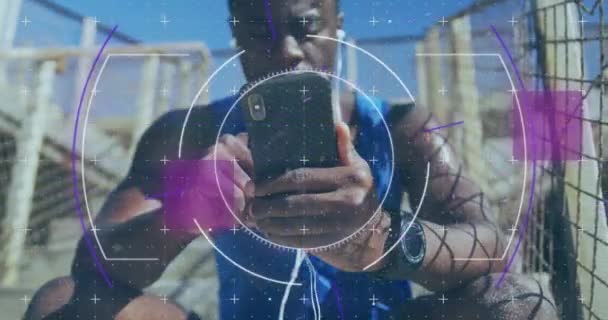 Açık Havada Akıllı Telefon Kullanan Afro Amerikan Bir Adamı Tarayan — Stok video
