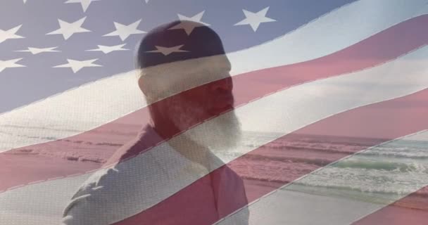 Анімація Прапора Єднаних Держав Америки Над Старшим Афроамериканцем Пляжі Американська — стокове відео