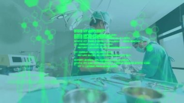 Ameliyathanedeki cerrahlar üzerinde tıbbi bilgi ve veri işleme animasyonu. Tıbbi araştırma teknolojisi ve sağlık hizmetleri konsepti dijital olarak oluşturulmuş video.