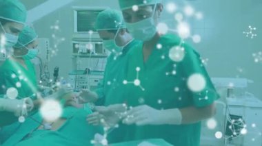 Ameliyathanede hastaları ameliyat eden cerrahlar üzerinde tıbbi bilgi ve veri işleme animasyonu. 