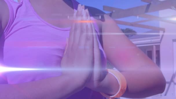 Animatie Van Lichte Vlekken Boven Biraciale Vrouw Die Yoga Beoefent — Stockvideo