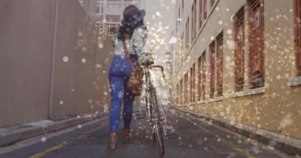 Animação Pontos Luz Sobre Mulher Biracial Andando Com Bicicleta Bicicleta — Vídeo de Stock