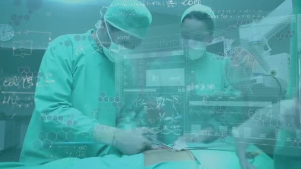 劇場で手術を行う外科医に対する医療情報やデータ処理のアニメーション 医療研究技術と医療サービスのコンセプトデジタルで生成されたビデオ — ストック動画