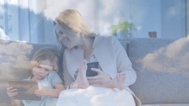 Animace Mraků Obloze Nad Šťastnou Bělošskou Matkou Dcerou Pomocí Tabletu — Stock video