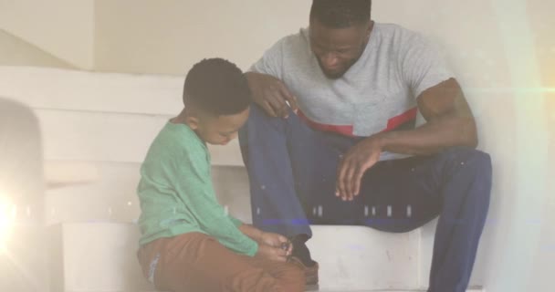 Işıkların Animasyonu Mutlu Afrikalı Amerikalı Çocuğun Babasına Ayakkabı Bağlaması Üzerine — Stok video