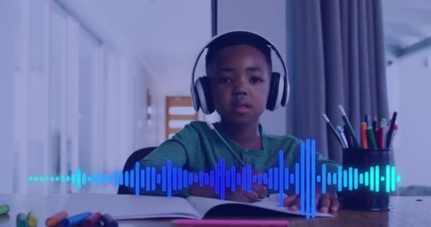Animación Ondas Sonoras Sobre Chico Afroamericano Usando Auriculares Teniendo Learning — Vídeos de Stock