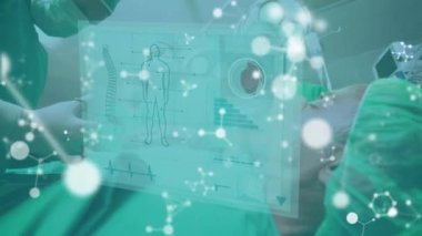 Ameliyathanede hastaları ameliyat eden cerrahlar üzerinden ağ ve veri işleme animasyonu. küresel iletişim, tıbbi araştırma teknolojisi ve sağlık hizmetleri konsepti dijital olarak oluşturulmuş video.