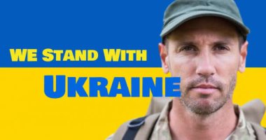 Ukrayna metni ve beyaz erkek askerin Ukrayna bayrağı üzerinde durduğumuzun animasyonu. Ukrayna krizi ve uluslararası politika kavramı dijital olarak oluşturuldu.