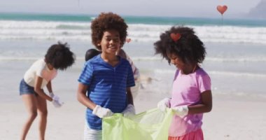 Afrika kökenli Amerikalı kadın ve erkek gönüllülerin sahildeki çöpleri toplaması üzerine kupa animasyonu. Çevre koruma gönüllüleri, plaj temizleme konsepti dijital olarak oluşturulmuş video.