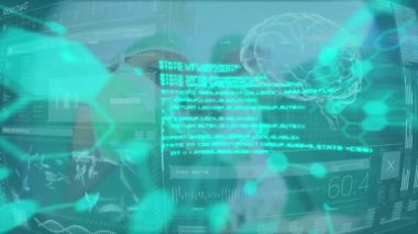 Ameliyathanede ameliyat yapan cerrahların hasta görüşü üzerinden tıbbi veri işleme animasyonu. küresel iletişim, tıbbi araştırma teknolojisi ve sağlık hizmetleri konsepti dijital olarak oluşturulmuş video.