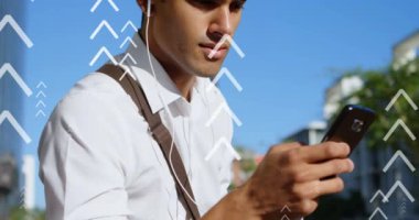 Şehirde akıllı telefon kullanan melez bir adamın orta kesiminin üzerindeki oklar. küresel bağlantılar, iletişim, teknoloji ve dijital arayüz konsepti dijital olarak oluşturulmuş video.