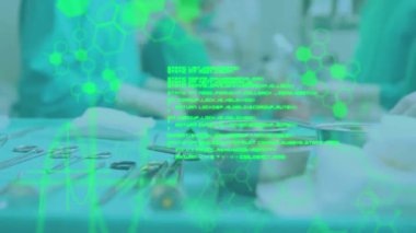Ameliyathanedeki cerrahlar üzerinde tıbbi bilgi ve veri işleme animasyonu. Tıbbi araştırma teknolojisi ve sağlık hizmetleri konsepti dijital olarak oluşturulmuş video.