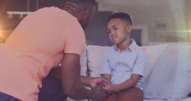 Afrika kökenli Amerikalı baba ve oğulun ciddi bir konuşma yaparken ışıkların animasyonu. aile, birliktelik, kaliteli zaman konsepti dijital olarak oluşturulmuş video.