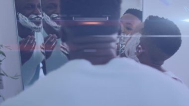 Mutlu Afrika kökenli Amerikalı baba ve oğulun sakal tıraşı olması üzerine ışık animasyonu. aile, birliktelik, kaliteli zaman konsepti dijital olarak oluşturulmuş video.
