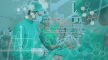 Ameliyathanede hastaları ameliyat eden cerrahlar üzerinde tıbbi bilgi ve veri işleme animasyonu. Tıbbi araştırma teknolojisi ve sağlık hizmetleri konsepti dijital olarak oluşturulmuş video.