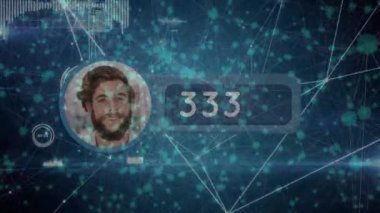 Sosyal medya numaraları ve mavi arkaplandaki adamın fotoğrafı ile bağlantılı ağ animasyonu. küresel bağlantılar, veri işleme ve dijital olarak oluşturulmuş video ağ konsepti.