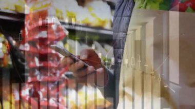 Mağazada akıllı telefon kullanan beyaz adamın istatistik ve mali veri işleme animasyonu. finans, alışveriş, çevrimiçi ödeme ve teknoloji konsepti dijital olarak oluşturulmuş video.