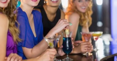 Barda gülümseyen ve içki içen çeşitli bayan arkadaşların kutlu olsun. eğlence, boş zaman, içmek ve arkadaşlarla sosyalleşmek.