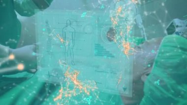 Ameliyathanedeki cerrahlar üzerinde tıbbi bilgi ve veri işleme animasyonu. Tıbbi araştırma teknolojisi ve sağlık hizmetleri konsepti dijital olarak oluşturulmuş video.