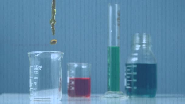 在倒进化学玻璃的试剂上添加有瑕疵的筛子动画 化学实验和教育概念数码录像 — 图库视频影像