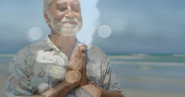 ヨガや瞑想を実践するシニアの助産師の上にスポットライトのアニメーション 瞑想の日やお祝いのコンセプトをデジタルで — ストック動画