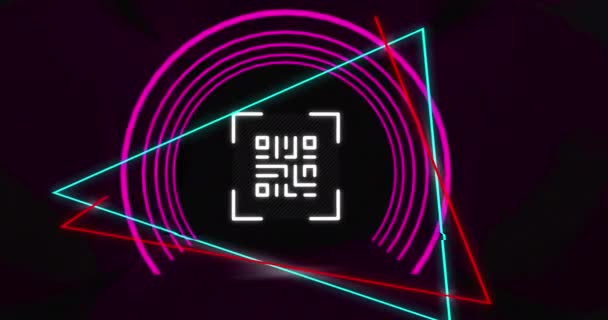 发光Qr代码在紫色背景上的霓虹灯形状上的动画化 数字生成视频的在线安全 身份和数据处理概念 — 图库视频影像