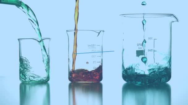 在注入玻璃容器的试剂上形成蓝色圆形和各种形状的动画 化学实验和教育概念数码录像 — 图库视频影像