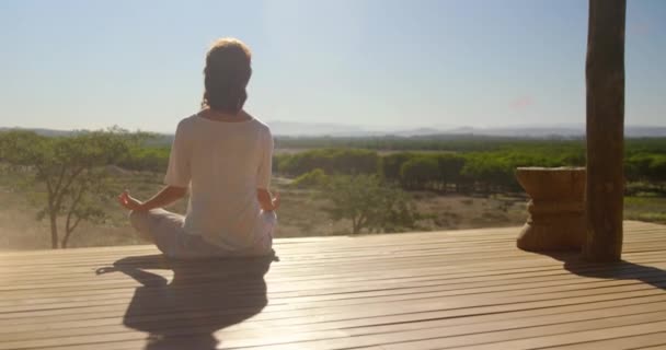 Animación Manchas Luz Sobre Mujer Caucásica Practicando Yoga Meditando Día — Vídeos de Stock