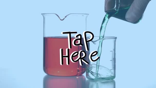 用手把液体倒入玻璃器皿中的水龙头的动画效果 化学实验和教育概念数码录像 — 图库视频影像