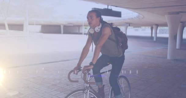 Animación Manchas Luz Sobre Ciclismo Birracial Del Hombre Bicicleta Nacional — Vídeos de Stock